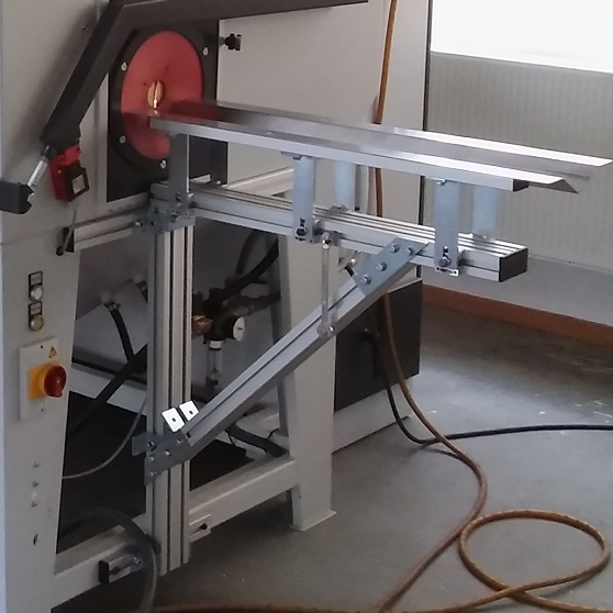 Schneckenauflage04 T-Rex 140 Sandstrahlkabine mit Schneckenauflagen für lange Werkstücke